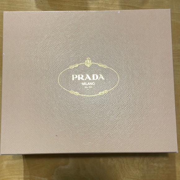 Prada - Picture 2 of 6